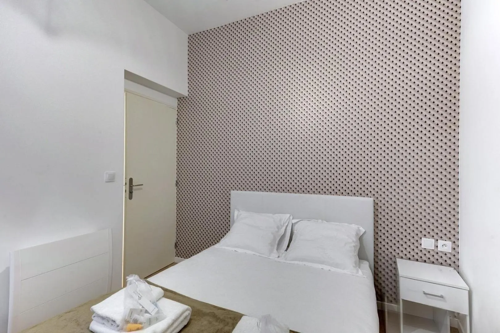 570 Bloom - Superbe A Apartament *